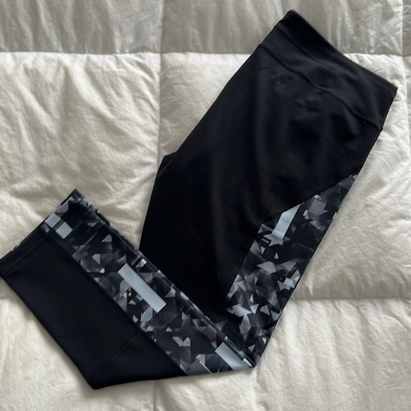 Under Armour Women's HeatGear Armour High Waisted Capris Large Black/Grey Print - Picture 1 of 5